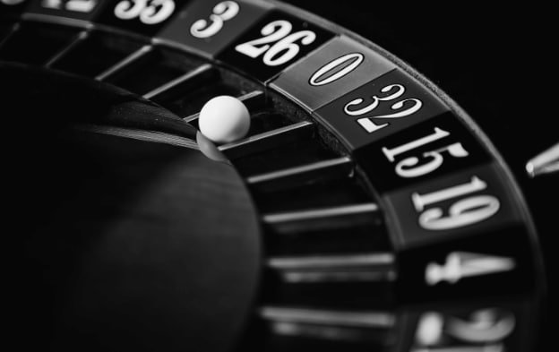 Ilustrasi permainan Bingo online di superheboh88 dengan kartu dan bola bingo berwarna